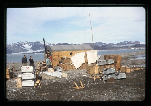 Vue de la base; des tentes et des hommes et au loin, un glacier - mission CNRS 1964 - vue 2