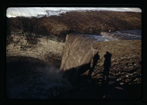 Ombre de deux hommes près d'une chute d'eau- mission CNRS 1964