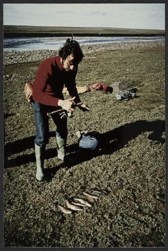 Un homme étale sa prise de la pêche sur l'herbe