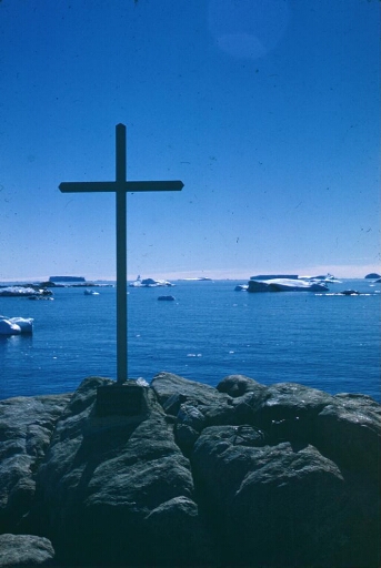 La croix Prudhomme érigée à la mémoire de André Prudhomme disparu, probablement à cet endroit, à la fin de l'hivernage 1958.