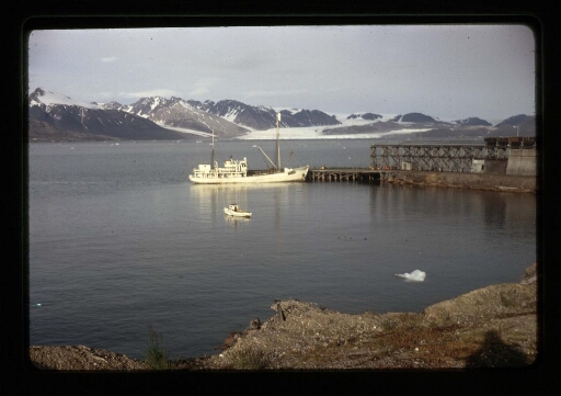 Un bateau à quai près du village de Ny-Ålesund - mission CNRS 1964