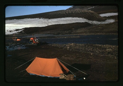 L'hélicoptère posé près d'une tente à coté d'une rivière- mission CNRS 1964