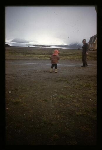 Ny-Ålesund - groupe d'enfants - mission CNRS 1963 _ vue 3