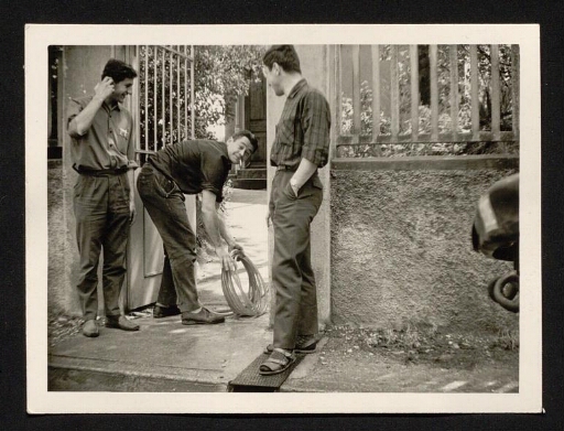 Préparatif de l'expédition au Spitzberg de 1963 à Caluire; une partie de l'équipe de Jean Corbel devant la maison.- mission CNRS 1963