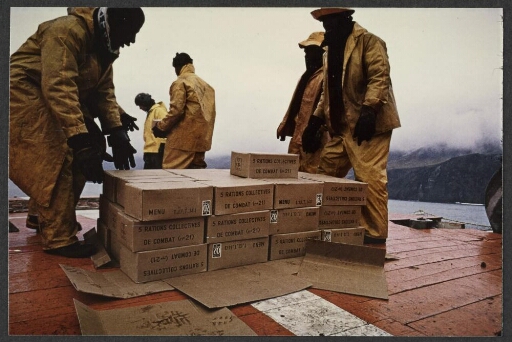 Ile de l'Est, installation campagne ORNITHO 70/71 : des hommes sur un navire avec des cartons de nourriture.