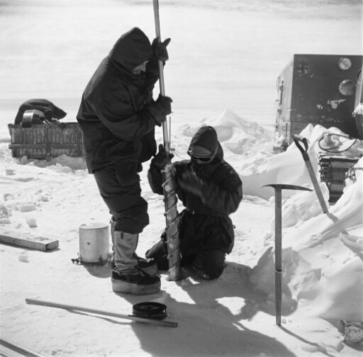 A la station Charcot, le glaciologue Claude Lorius (debout) et le géomagnéticien Roland Sclich effectuent un carottage.