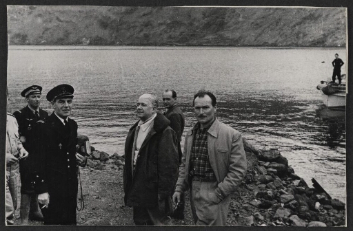 Six hommes donc deux en uniforme sur la côte, la vedette du "Lapérouse" avec une personne à bord dans le lac du cratère.