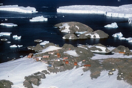 Survol, vers le sud-est, des îles Buffon et Claude Bernard. Grands  icebergs détachés du glacier de l'Astrolabe. Mer libre.