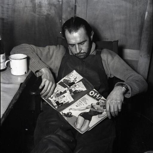 Le radio René Gros s'est assoupi dans son fauteuil, une revue sur les genoux.