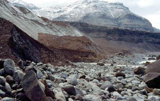 Ballade de 9 jours autour du Mont Ross - J3 - blocs de pierre charriés par le glacier Buffon.