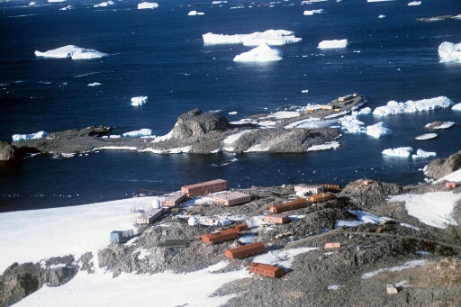 Vue aérienne vers le nord-est de l'île des Pétrels et du chantier de construction de la piste d'atterrissage sur l'île du Lion. Mer libre, petits icebergs.