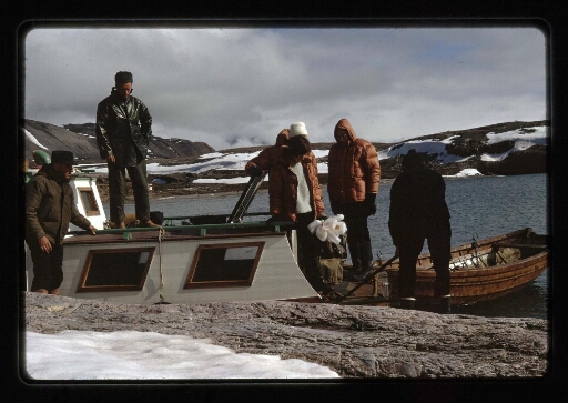 Un groupe de personne sur le navire du Kongsbre - mission CNRS 1966 - vue 1