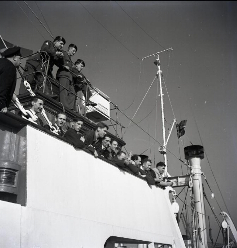 Sur le pont supérieur du Norsel les membres de la mission 57 et trois des quatre membres du détachement "hélico" attendent l'appareillage.