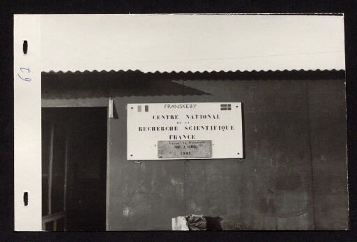 Vue de l'entrée d'un bâtiment de la base Corbel - mission CNRS 1967