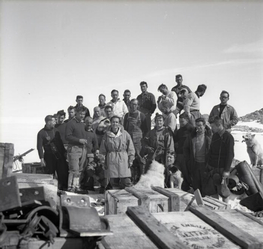 Vingt cinq membres de l'hivernage 50 et membres de l'hivernage 51 réunis pour une photo souvenir et quatre chiens de traîneaux.
