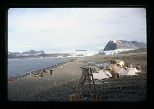 Vue de la base; des tentes et des hommes et au loin, le glacier - mission CNRS 1964 - vue 1