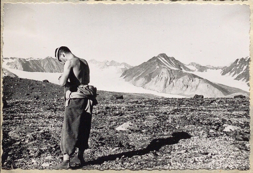 Homme face à un panorama de montagne enneigées
