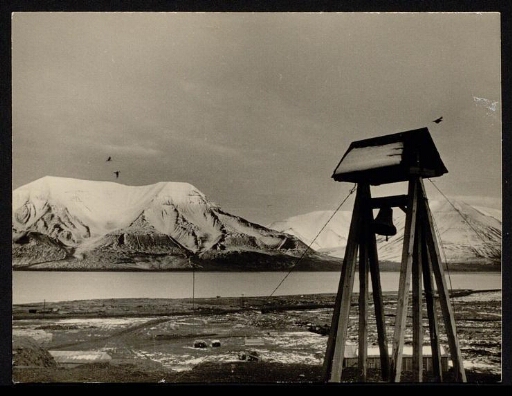 Une cloche au village de Ny-Ålesund- mission CNRS 1963