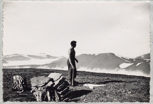Un homme au sommet du Tillberg Fjell.