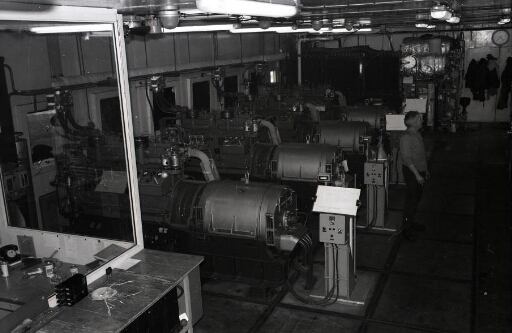 La centrale électrique, les quatre groupes Aubry Simonin- moteurs Poyaud, le distillateur d'eau de mer.