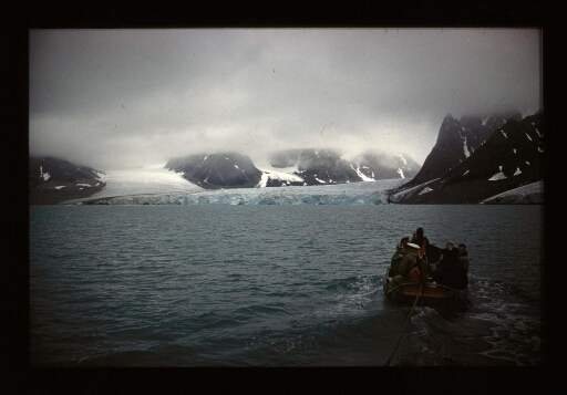 Le Kongsfjord  avec une barque - mission CNRS 1963 vue 1