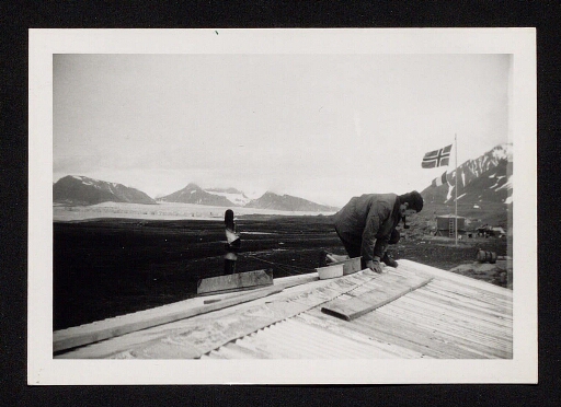 Un homme sur le toit d'une cabane, mission CNRS 1964, vue 2