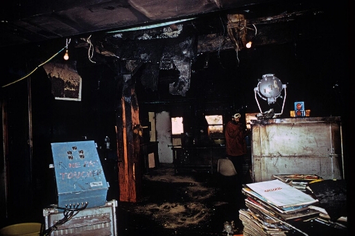 Le bâtiment séjour ravagé par un incendie le 23.07.1973. Remise en état par les hivernants : la cuisine vue depuis la salle à manger.