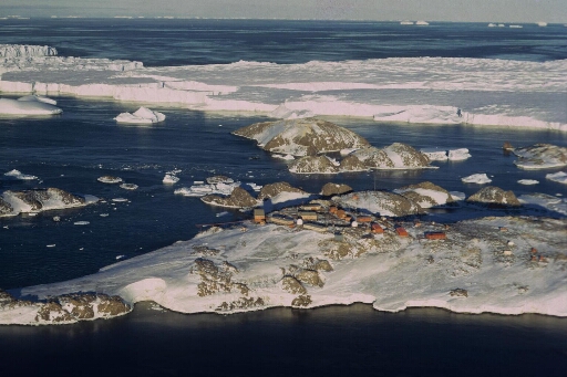 Survol, vers l'est, des îles des Pétrels, Buffon, Claude Bernard et Lamarck puis le glacier de l'Astrolabe et ses icebergs. Mer libre à perte de vue.