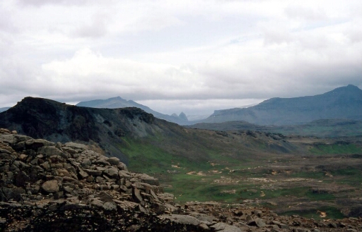 Vue sur le Volcan du Diable  à droite et au centre les Roches Diane et Simoun ainsi qu'un bout de la Table du Cratère du Ross (sous les nuages)