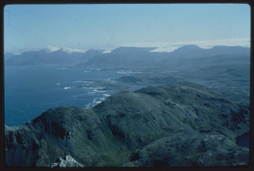 Vue aérienne de la côte sud de l'île Ouest par beau temps.