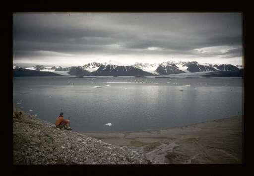 Jean Corbel assis face au Fjord et aux montagnes du Spitzberg - mission CNRS 1963