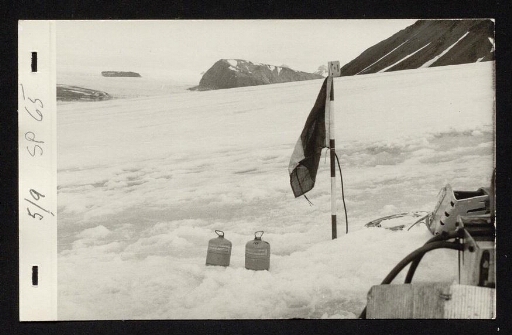 Bouteilles de gaz et drapeaux sur la neige - mission du CNRS 1965  - vue1