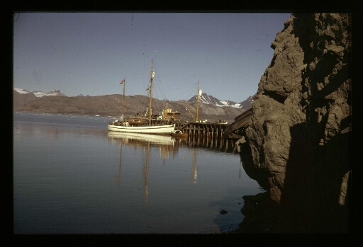 Bateau dans le port de Ny-Ålesund- mission CNRS 1963