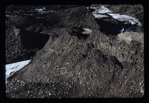 Vue sur des buttes rocailleuses, des éboulis - mission CNRS 1966