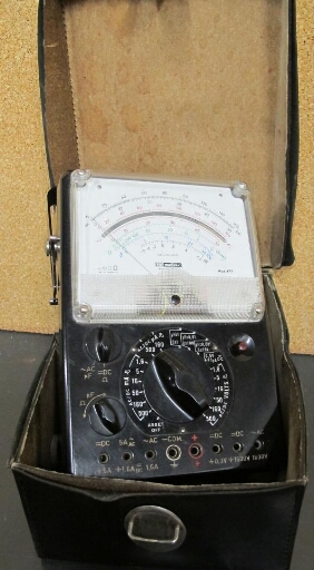 Voltmètre électrique avec sacoche en cuir noir