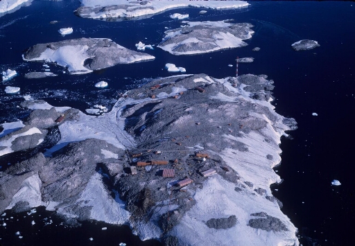 Survol, vers le sud, de l'île des Pétrels en direction des îles Jean Rostand et Le Mauguen (ex. A. Carrel) et le nunatak. Mer libre.