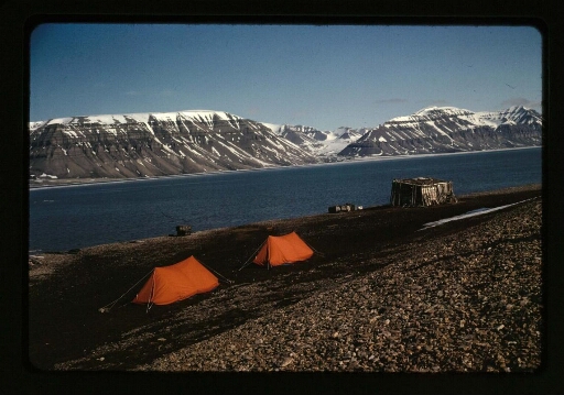 Tentes oranges et une cabane en bois près de l'Isfjord- mission CNRS 1964  - vue 1