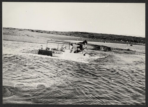 Quatre hommes sur une barque à moteur dans l'eau