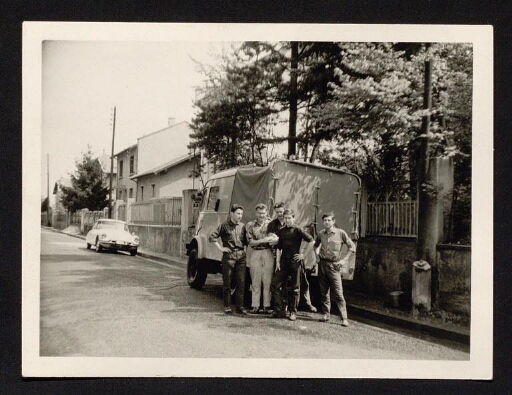Préparatif de l'expédition au Spitzberg de 1963 à Caluire; Jean Corbel et son équipe devant le camion CNRS qu'ils utiliseront pour aller jusqu'à Tromsø - mission CNRS 1963