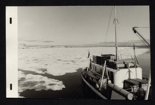 L'avant du navire devant une étendue d'eau gelée- mission du CNRS 1966 - vue 1
