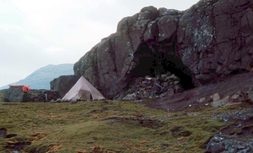 Ballade de 9 jours autour du Mont Ross - J6 - Fjord Larose_Caverne du Relais. Christian et Dominique  plantent la tente à coté de la Caverne du Relais