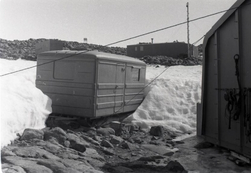 L'une des caravanes Rivastela de l'EGIG (Groenland) installée entre l'ancien garage et la base Marret.