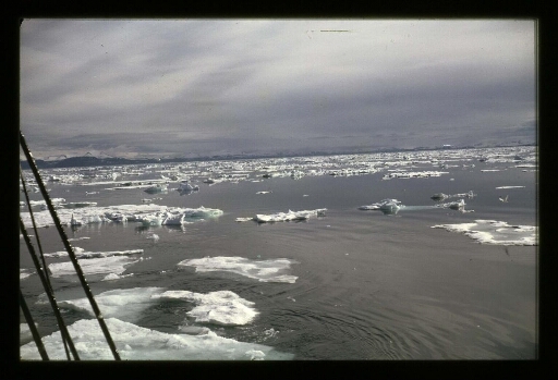Vue de la mer depuis le navire Lyngen - mission CNRS 1965 - vue 1