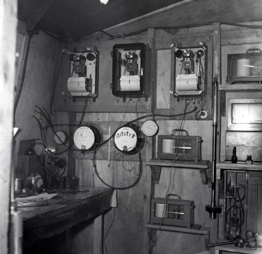 Les appareils de mesures et enregistreurs installés à l'intérieur de la base.