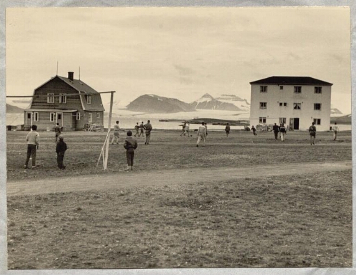 Au centre du village de Ny-Ålesund, le terrain de football