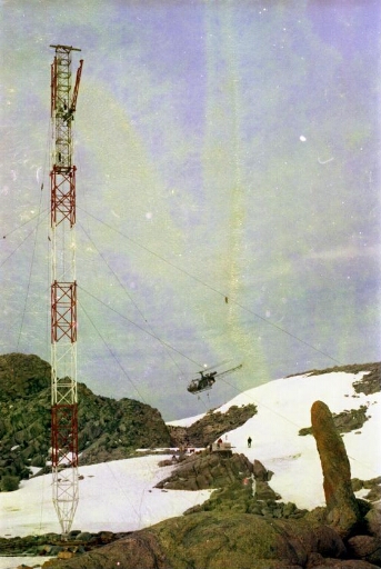 Montage du pylône du sondeur ionosphérique par la société Entrepose. Hélicoptère pour le transport de matériels.
