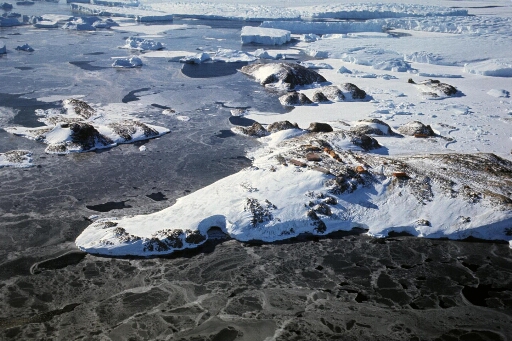 Survol, vers le sud-est, de l'île des pétrels et des îles proches. Formation de la glace de mer.