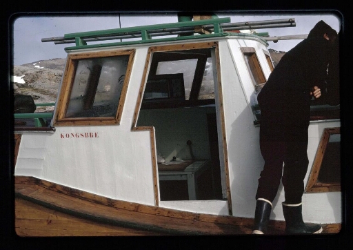 Une personne de dos sur le pont du navire Kongsbre - mission CNRS 1966