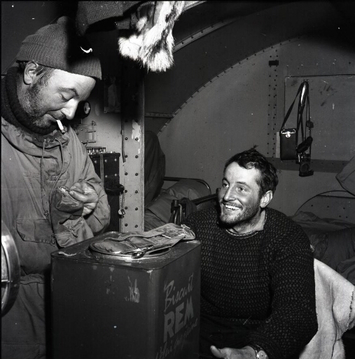 Jacques Dubois et Claude Lorius auprès du poêle à mazout qui assure + 8°C… A l'extérieur, c'est - 40°C…
