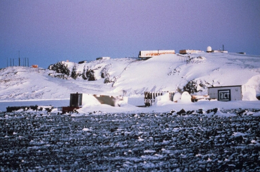 L'île des Pétrels sous une neige au cours de l'hiver 1988 vue depuis la piste du Lion. Beau temps calme.